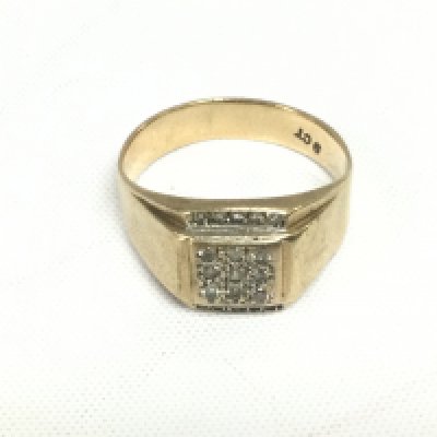 A 9ct gold diamond cluster ring, approx 5.6g and approx size U. Shipping category A.