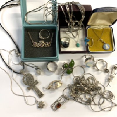 a mixed lot of sterling silver jewellery. (A)