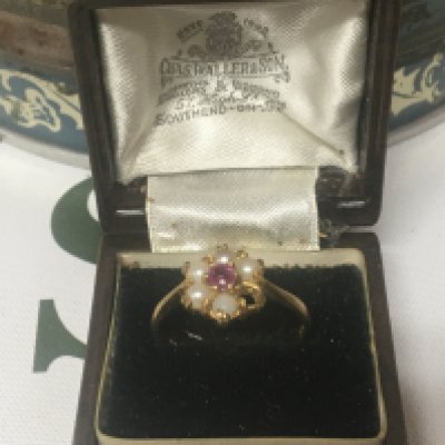 A 9carat gold ring set with ruby and small pearls stone missing weight 1.5g