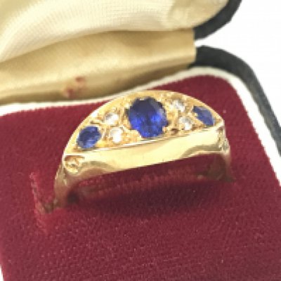 An 18ct gold sapphire set three stone ring, 4.2g total weight. Size P. Postage category A