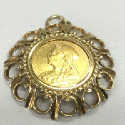 A 1901 full sovereign in a gold mount, approx 13.3g. Shipping category A.