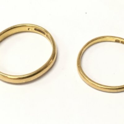 Two 22ct gold band rings, 4.8g total weight. Postage category A