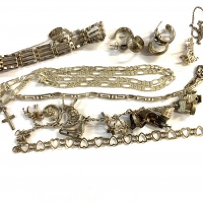 A small collection of sterling silver costume jewellery. (A)