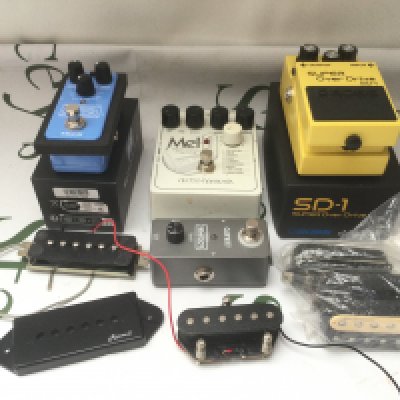 A collection of guitar pedals and pickups comprising an Electro Harmonix Mel9, a boxed Boss SD-1, a boxed NDL3 Hook drum & loop etc.