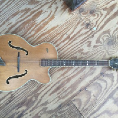 A vintage Hofner President guitar in need of restoration. Large neck crack, missing tuning peg, tailpiece in need of repair. No case.