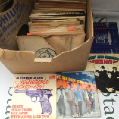 A box of 7" singles and EPs by various artists from the 1960s onwards plus a Little Richard 78.