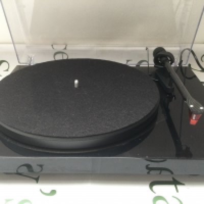 A Pro-Ject Carbon turntable with various cables.