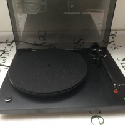 A Rega Planar 2 turntable, Arcam Alpha amp, tuner and CD separates plus a pair of Linn Index speakers and stands (6). Comes with remote control and manuals.