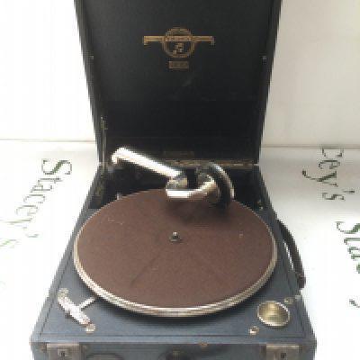 A Columbia 109a wind up gramophone.