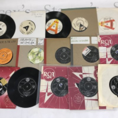 A collection of Elvis Presley 7" singles plus promo discs by various artists.