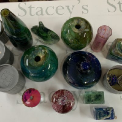 A small collection of Isle of Wight glassware and Swarovski paperweights (D)