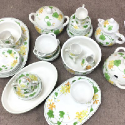 A Villeroy & Boch Geranium dinner set including dishes, cups, jugs etc