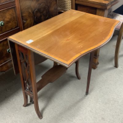 A small Edwardian mahogany Sutherland table. (D)
