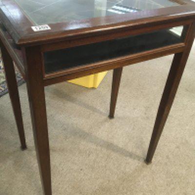 A Mahogany Vertrine table display cabinet. 62x41cm