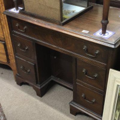 A George III Mahogany kneehole desk fitted with one long drawer and graduating drawers on bracket feet. 90cmx50cm height 72cm