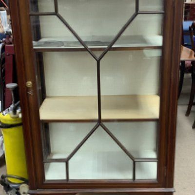 An Edwardian display cabinet. (D) 152cm x 61cm x 32cm