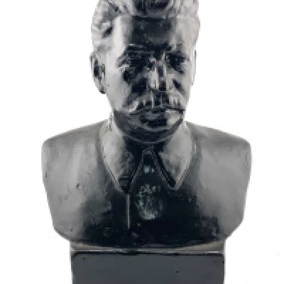 A small black glazed terracotta pottery bust of Stalin, 20cm. (D) NO RESERVE