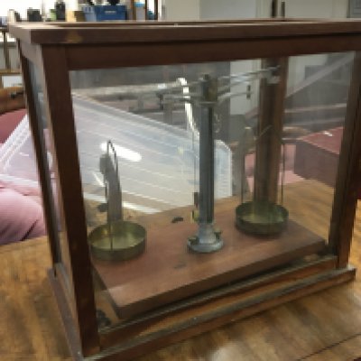 A set of Griffin & George beam scales, dimensions 45x24x40cm this lot cannot be posted