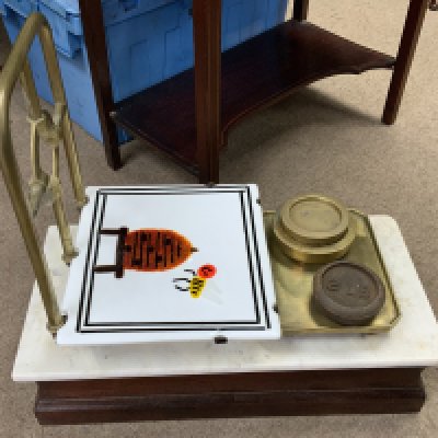 An antique shop balance scale. (D)