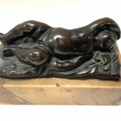 A 19thC bronze figure of a sleeping child mounted on a marble base. (Unsigned) 14cm x 7cm x 9cm (B)