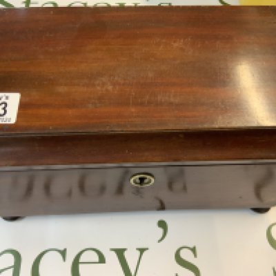 A Victorian mahogany tea caddy. (D)