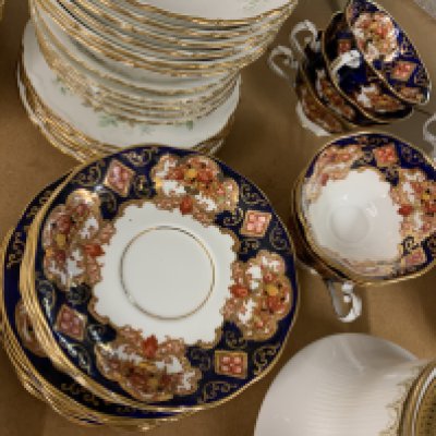 A Royal Albert Heirloom teaset. (D)