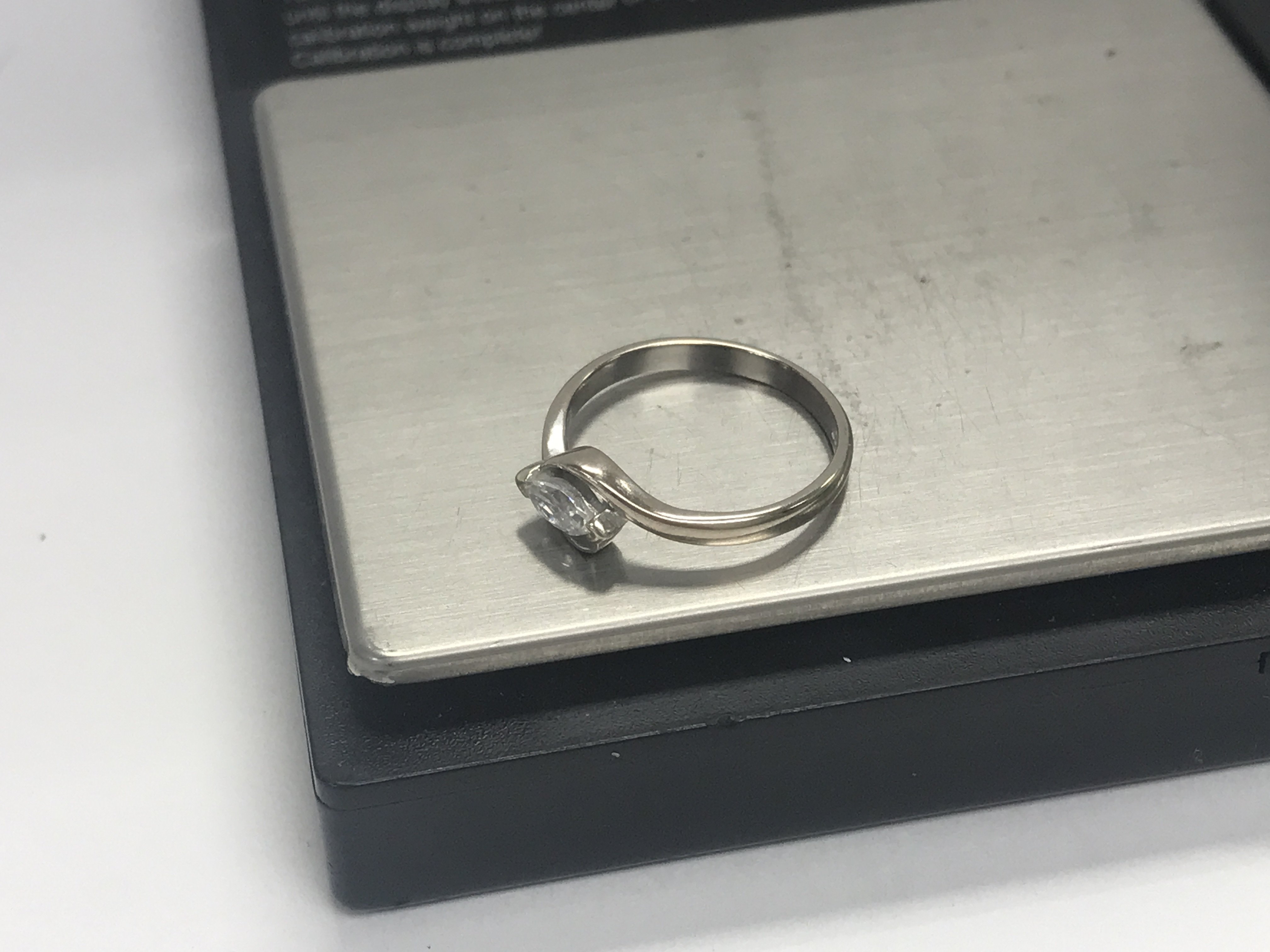 An 18ct white gold oval diamond solitaire ring 20pts. Approx 2.6grams, size M.