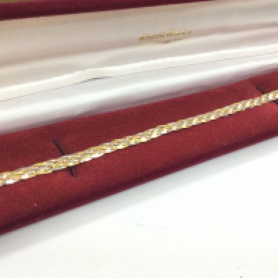 A 9ct 3 colour gold bracelet , 2.9g total weight. Postage category A