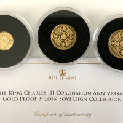 Jubilee Mint. The King Charles III. Coronation Anniversary gold proof 3 coin sovereign set. (A)