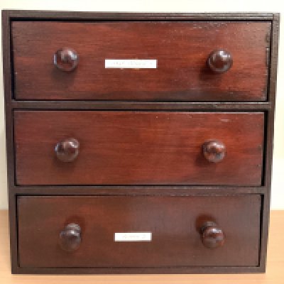 An Extensive collection of Victorian and later half pennies and pennies, various grades. (C)