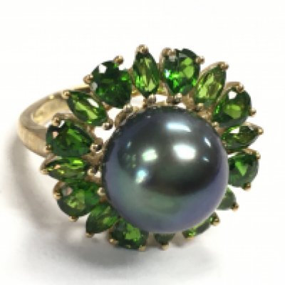 9ct Yellow Gold Black Tahitian Pearl and Diopside Cluster Ring, size P, 5.2g total weight. Postage category A