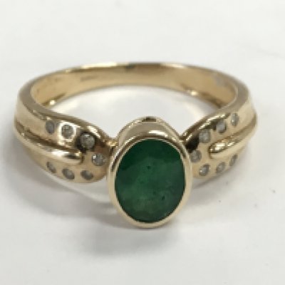 A 9 carat gold ring emerald, size S . 3.5g Postage category A