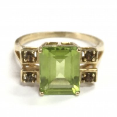 A 9 carat gold ring peridot ring. 3.2g total weight . Size P/Q Postage category A