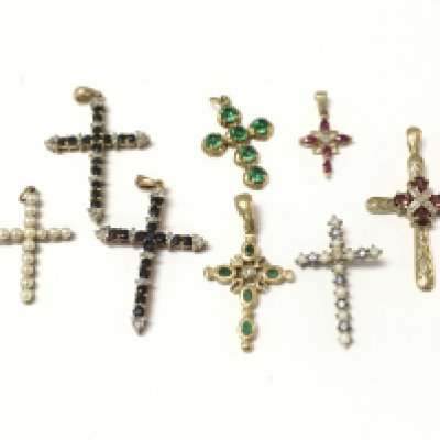 A collection of 9ct gold cross pendants set with assorted stones including diamonds etc. 12.28g