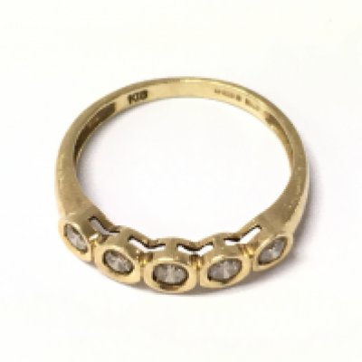 An 18ct gold 5 stone ring. Size M and 2.2g. Postage A