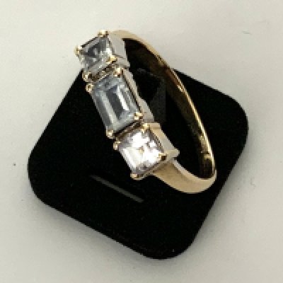 A 9ct gold and 3 stone set ring, Size L. (Unmarked gold).