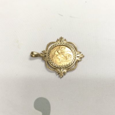 A 1982 half sov in pendant mount. Approx weight 7.48 grams.