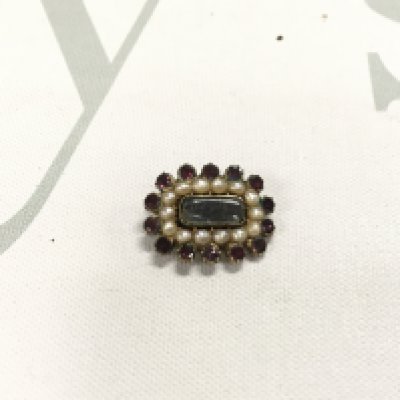 A small victorian mourning brooch.