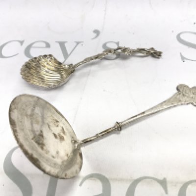 A silver sifter 53g and cake server 77.90g Postage B