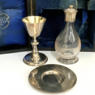 A small cased hallmarked silver communion set, with marks for London 1959. (A)