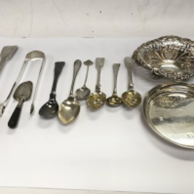 A collection of assorted silver items including berry spoons tongs etc. 475g total.