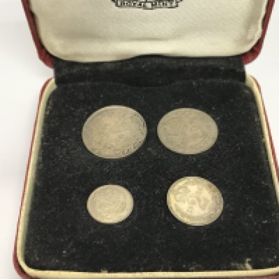 A cased 1925 maundy money set. Postage A