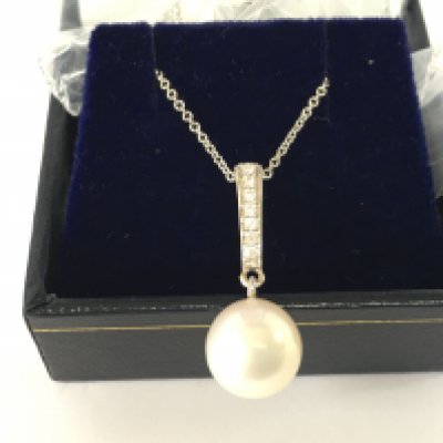 9ct white gold cultured pearl and diamond necklace. Diamonds 0.07ct. Postage B