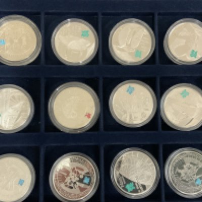 A good collection of sterling silver commemorative coins to include a a London 2012 Silver 50p sports collection and Royal Mint 2012 &#20132662755 silver proof collection, together with 2 Westminster numismatic philatelic silver coin covers, QE2 Silver &#20132662755 proof coin (43 coins).