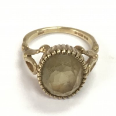 A 9ct gold ring set with quartz ring. 4.71g and size J 1/2