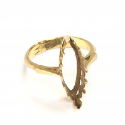 A Chinese gold ring without a stone set. Size I 1/2 and 2.82g