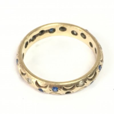 A 9ct gold ring set with a row of chip stones. Size N and 2.65g