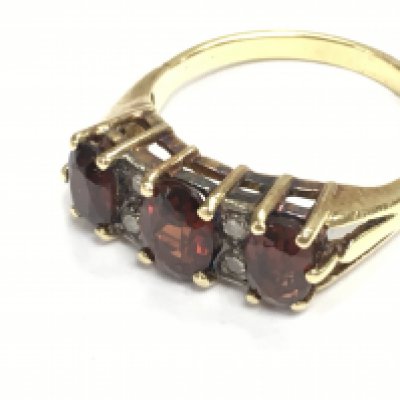 A 9ct gold and garnet ring. Size O and 4.57g Postage A