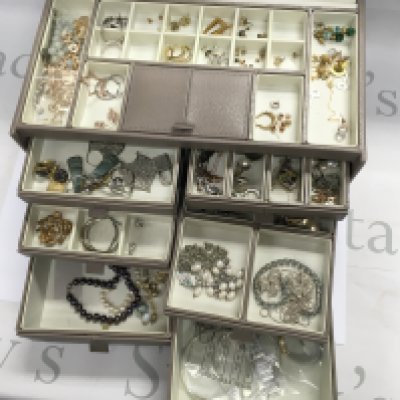 A collection of assorted costumes jewellery including gold and silver items. Postage B