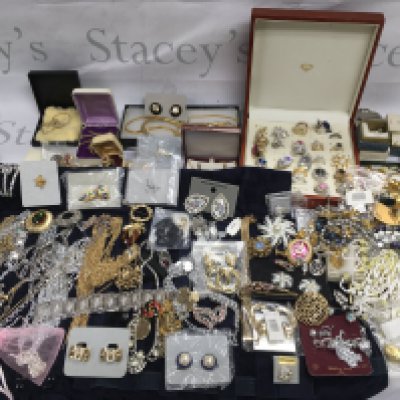 A large collection of assorted costume jewellery including items by Sarah Coventry and Cabouchon etc. Postage B